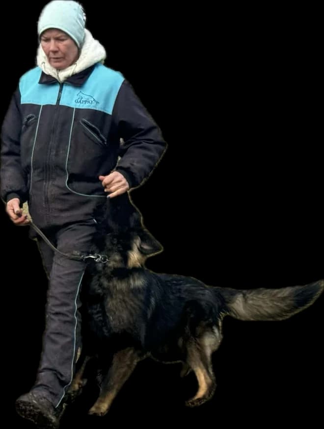 Sara gengur með schäferhund við hlið sér